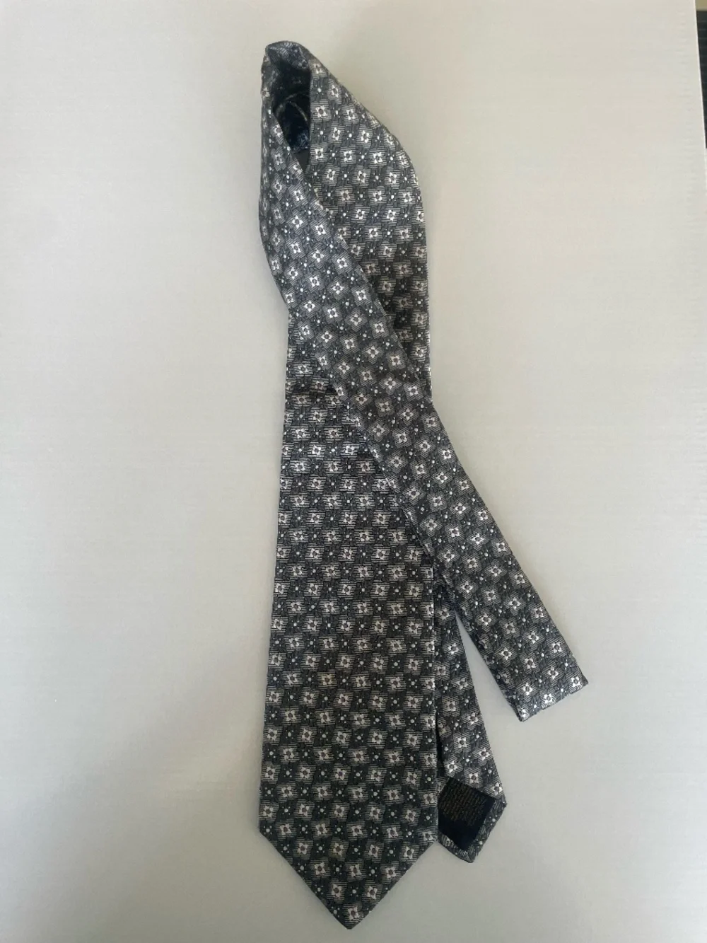 NWT Brooks Brothers Silk Gray and Purple Tie with Geometric Floral-Type Pattern